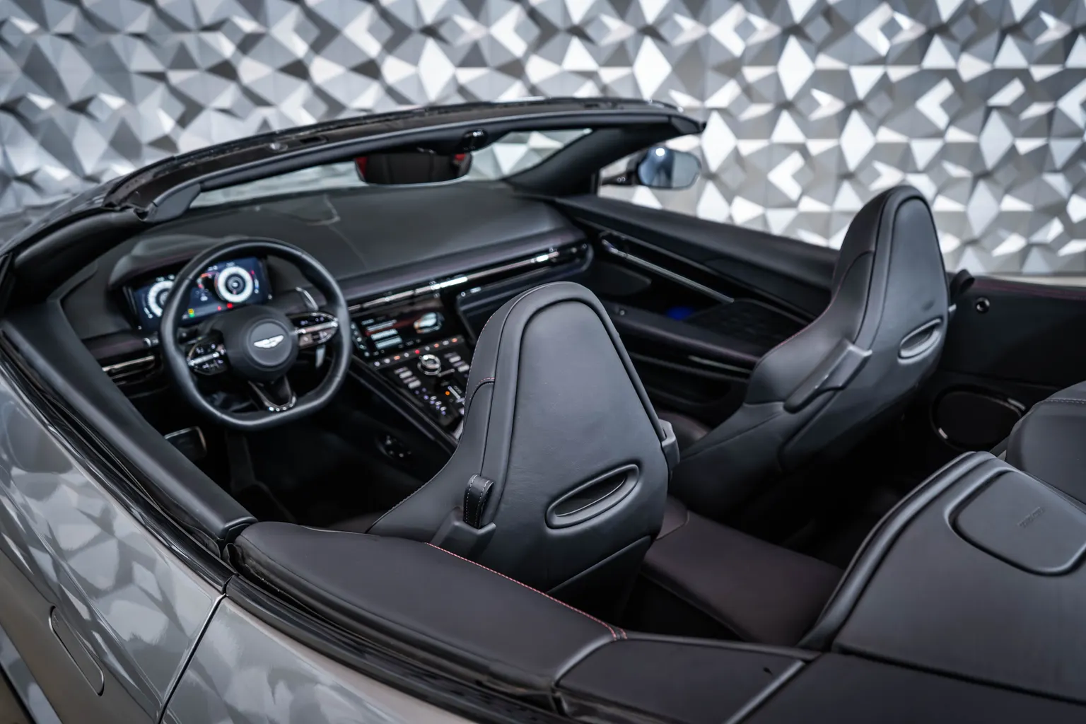 Aston martin DB12 DB12 Volante Aluminite Silver – снимка 15