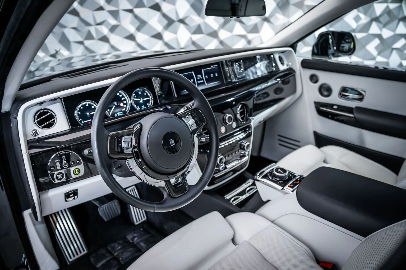 Rolls-Royce Phantom VIII*StarLights*Massage*360*TV*22 – снимка 8