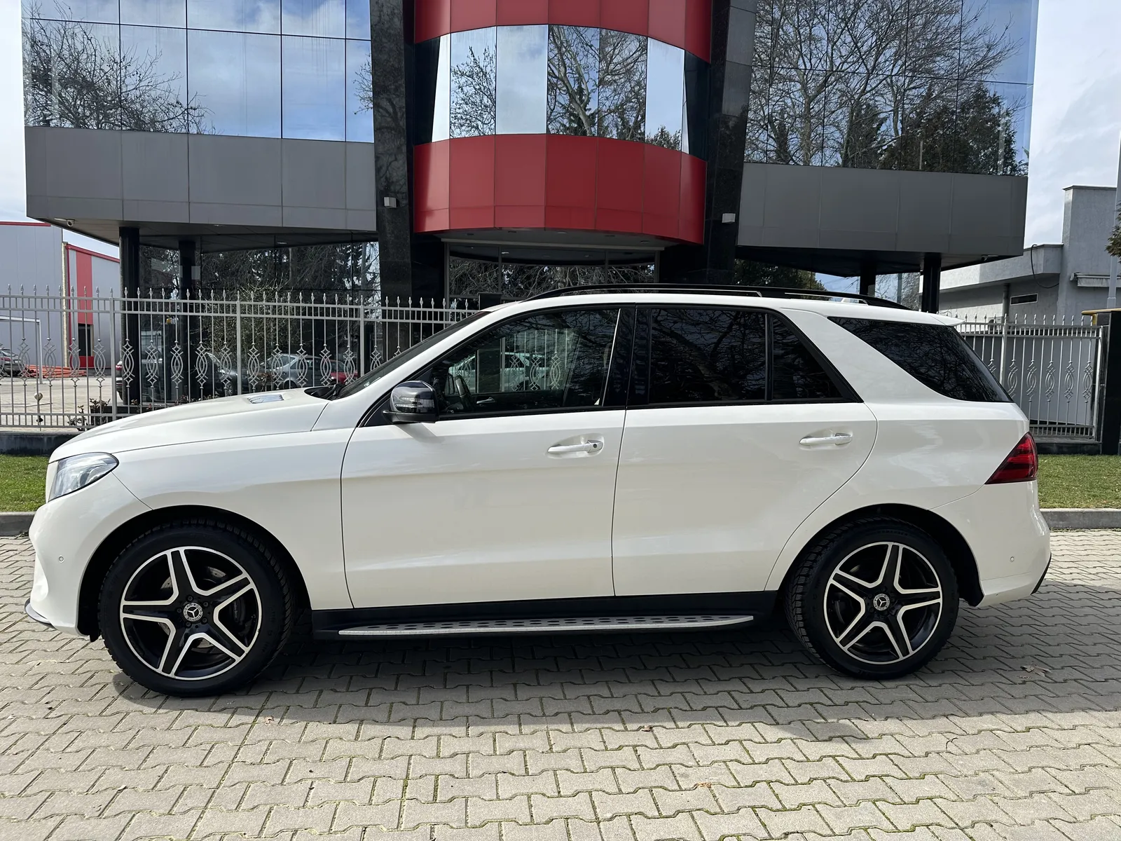 Mercedes-Benz GLE 350 d 4M*AMG*Designo*Night*OffRoad*Alcantara*h/k*Air* – снимка 3